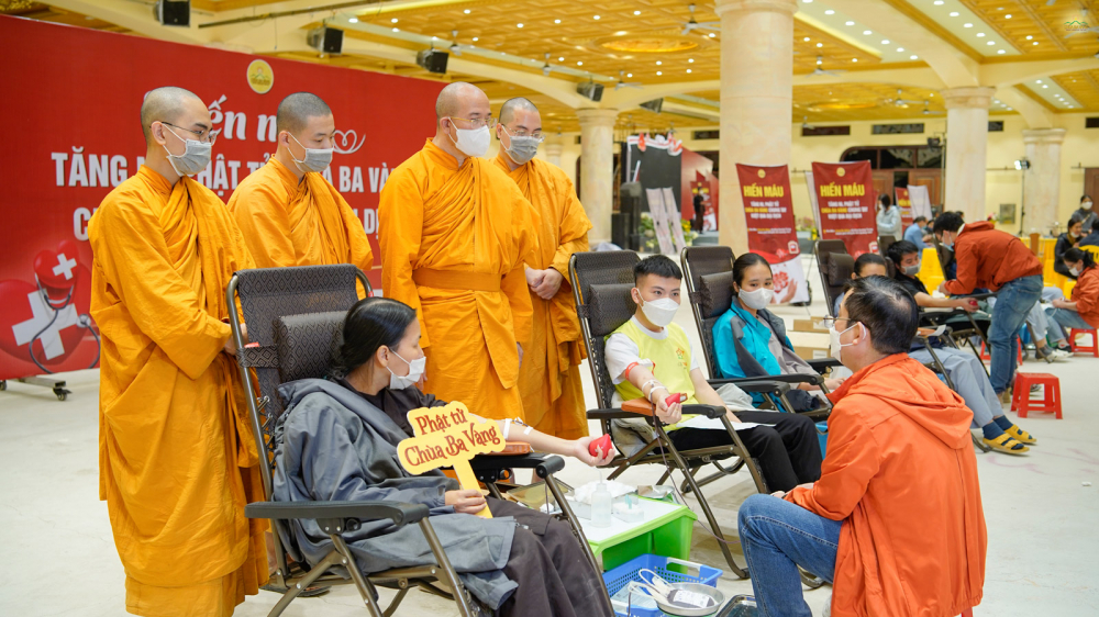 Sư Phụ cùng chư Tăng hỏi thăm, động viên tình hình sức khỏe của các Phật tử
