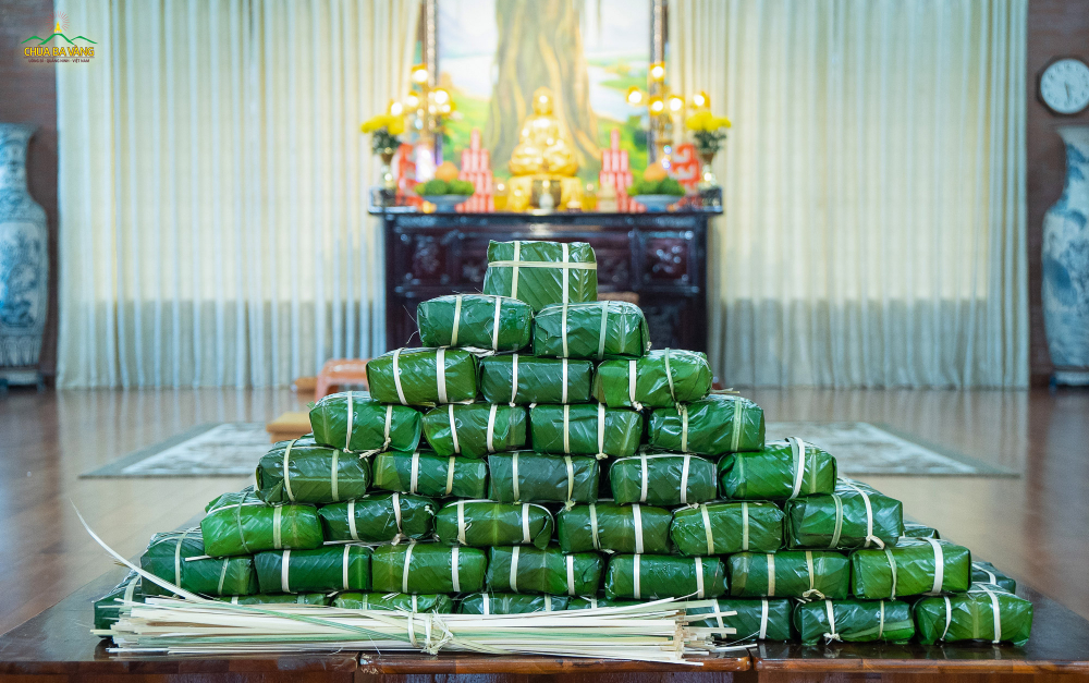 Hàng trăm chiếc bánh chưng chay mang hương vị quê Việt, chứa đựng tình cảm ấm áp
