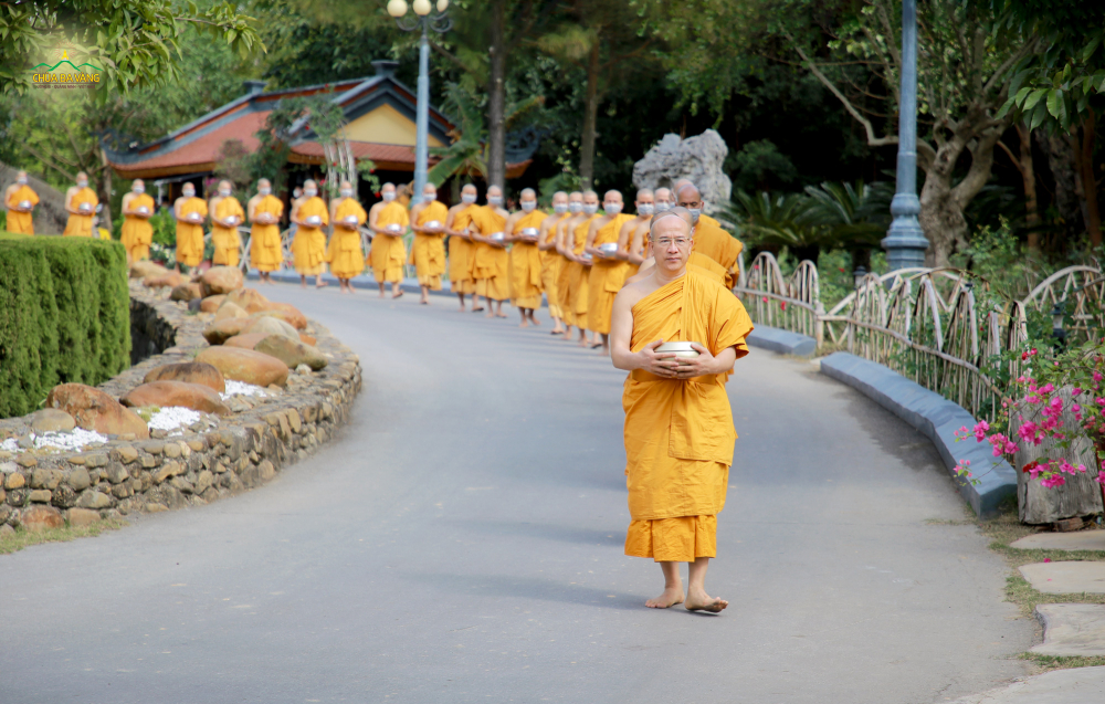 Sư Phụ Thích Trúc Thái Minh dẫn đầu Tăng đoàn chùa Ba Vàng trì bình khất thực
