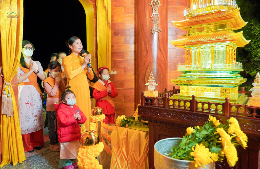 Cô Phạm Thị Yến - Chủ nhiệm CLB Cúc Vàng Tập Tu Lục Hòa cùng các bạn nhỏ trang nghiêm cúng dường Xá lợi Phật. (Ảnh minh họa năm 2022)