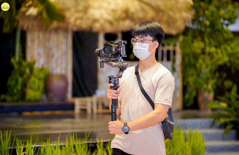 Thành viên trong tổ quay phim tập các cú máy, góc quay, chuẩn bị cho việc ghi hình.  