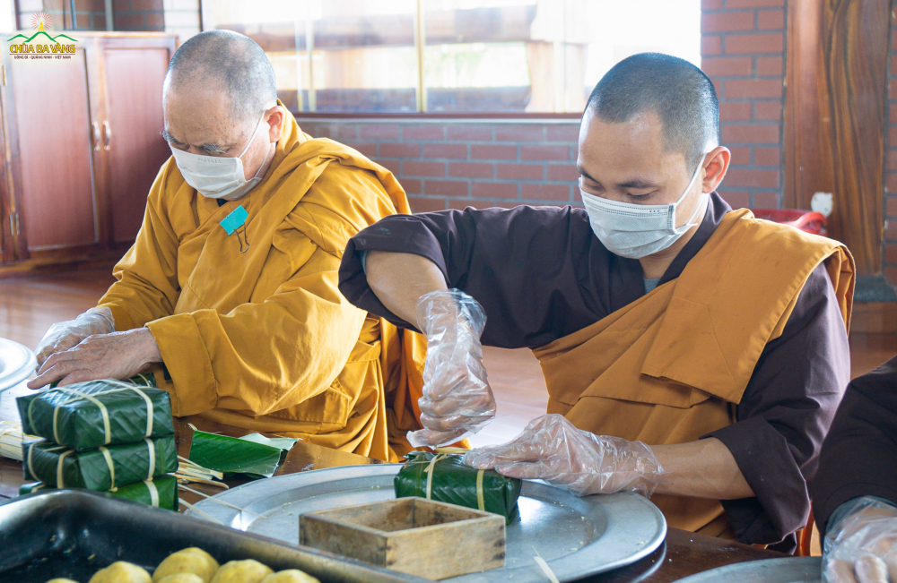 Trên tinh thần Phật Pháp đồng hành cùng dân tộc, chư Tăng tự tay gói bánh chưng chay gửi đến vùng dịch