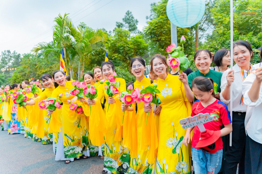 Các Phật tử hân hoan trong những bộ trang phục rực rỡ sắc màu