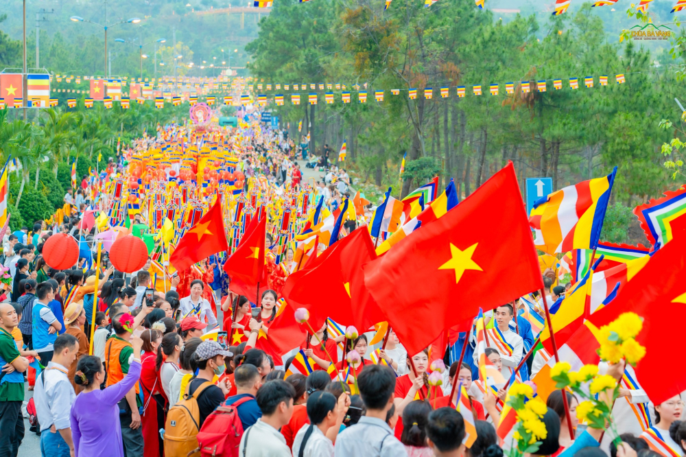 Cờ, hoa rực rỡ tạo nên khung cảnh nhộn nhịp, tưng bừng