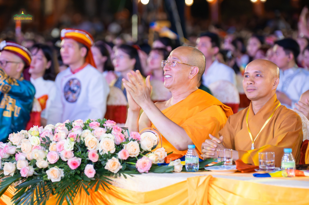 Sư Phụ Thích Trúc Thái Minh cùng chư Tôn đức tham dự chương trình.