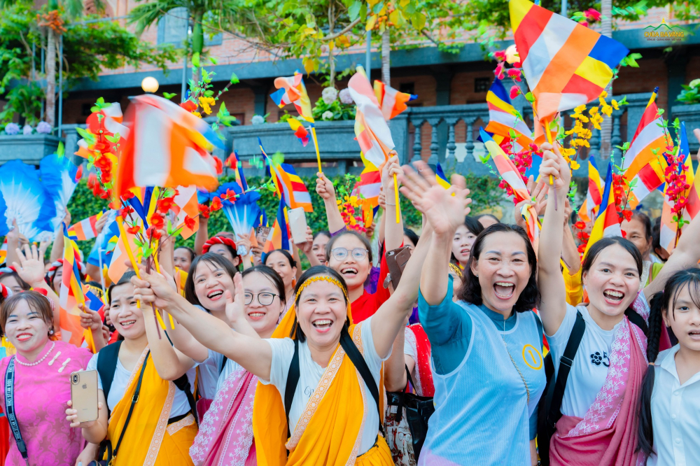 Phật tử kết xe hoa, Phật tử hát múa ca, kính mừng ngày Đức Phật đản sinh