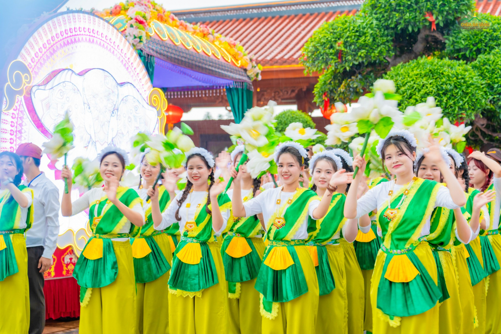 Phật tử khắp năm châu cùng nhau kết xe hoa, Phật tử khắp năm châu cùng nhau rước xe hoa, Cùng nhau hát múa ca, Kính mừng ngày Đức Phật đản sinh