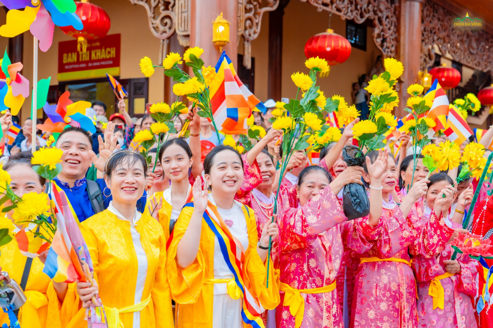 Các Phật tử ai ai cũng hân hoan trong lễ diễu xe hoa kính mừng sự kiện đản sinh của Đức Thế Tôn