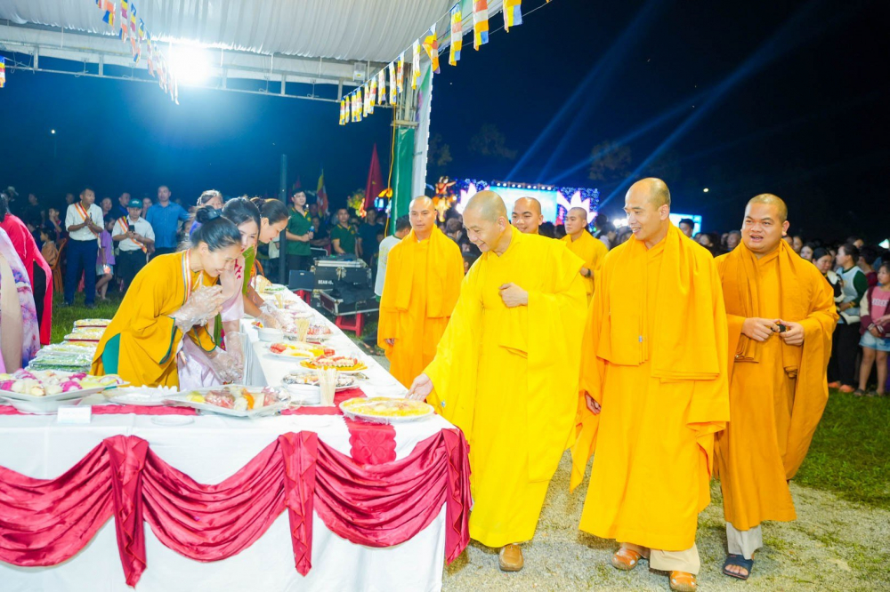 Chư Tôn đức Tăng đến thăm các quầy trong không gian ẩm thực