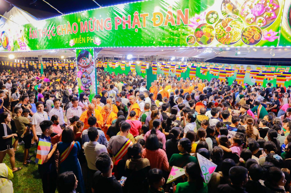 Không gian Ẩm thực Tết Phật đản được diễn ra trong không khí rộn ràng, vui tươi