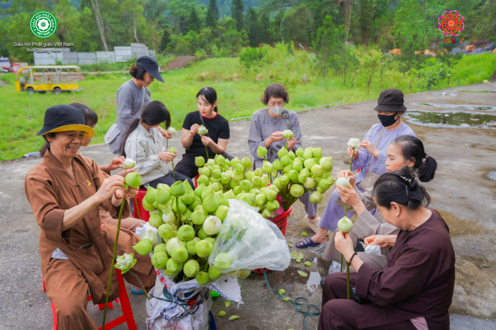 Các Phật tử ai ai cũng hoan hỷ chuẩn bị cho sự kiện trọng đại cung rước Xá lợi Đức Phật