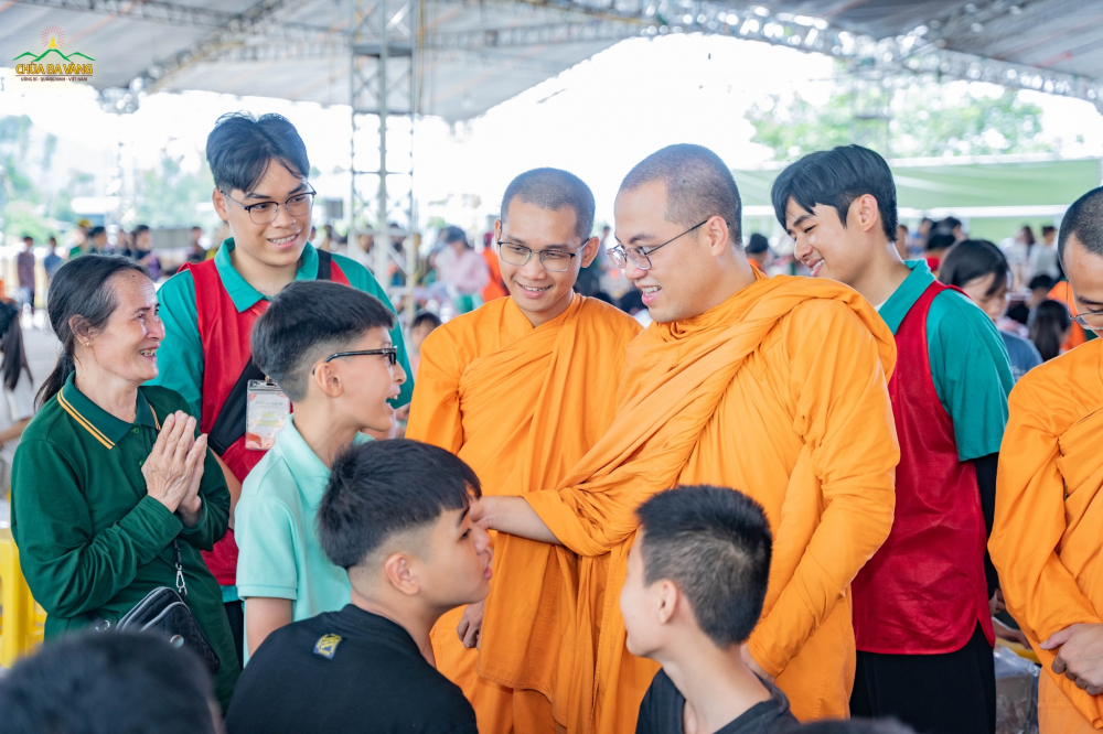 Chư Tăng hỏi thăm và động viên các bạn khóa sinh trong ngày ghi danh