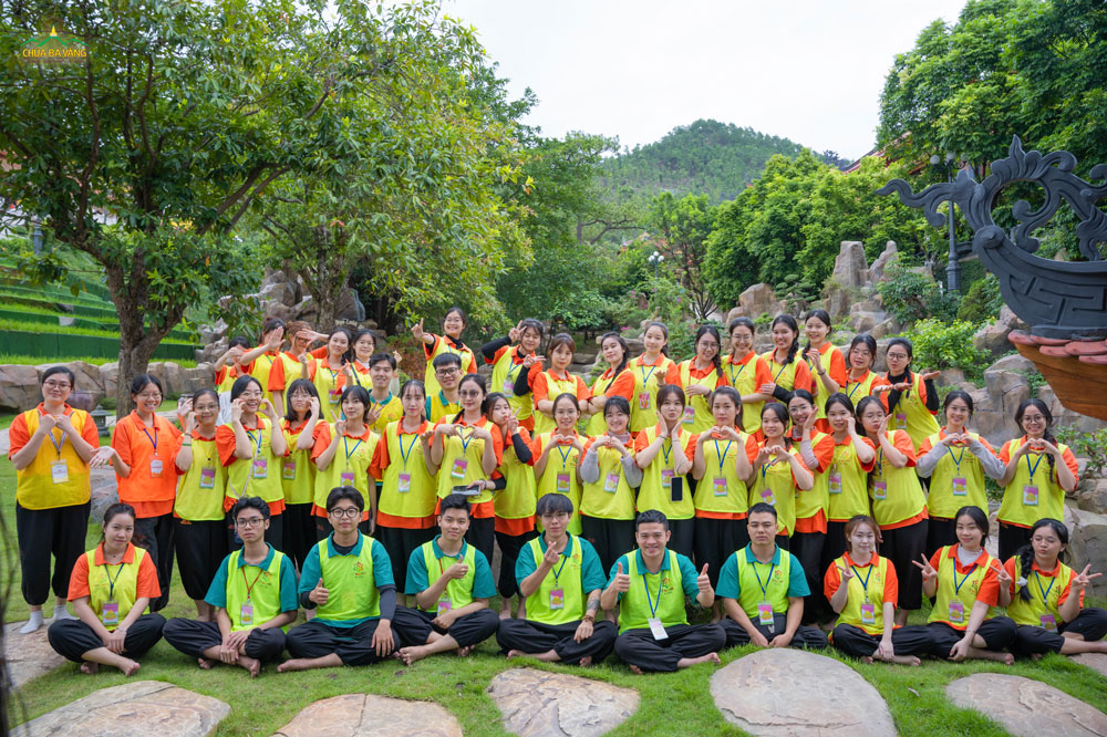 Thanh xuân là những nụ cười, là khoảnh khắc bên nhau thật hạnh phúc.