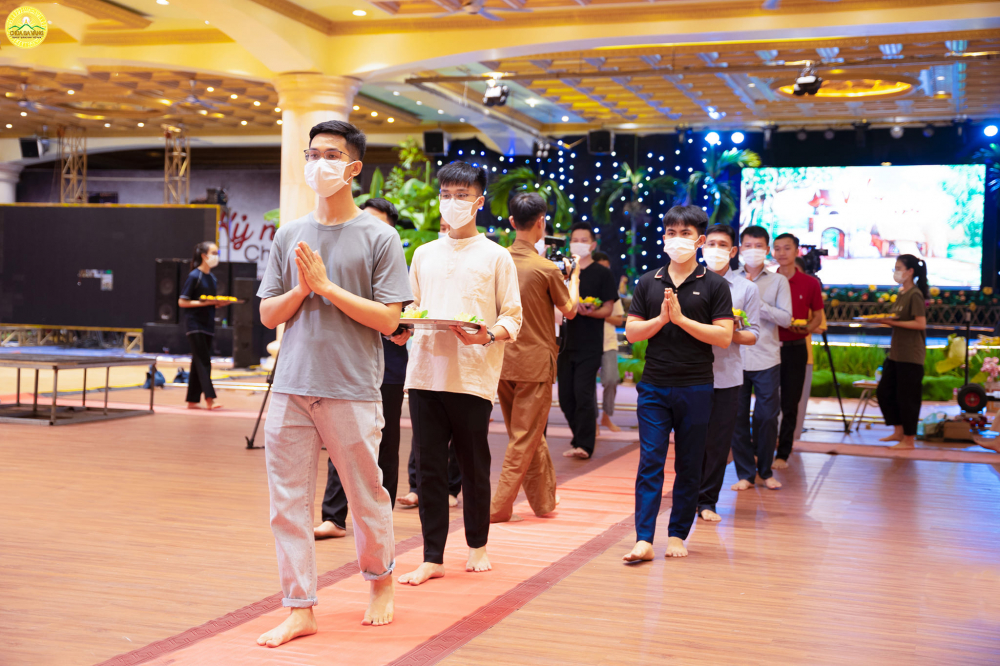 Các Phật tử luyện tập nghi thức trước ngày chương trình diễn ra.