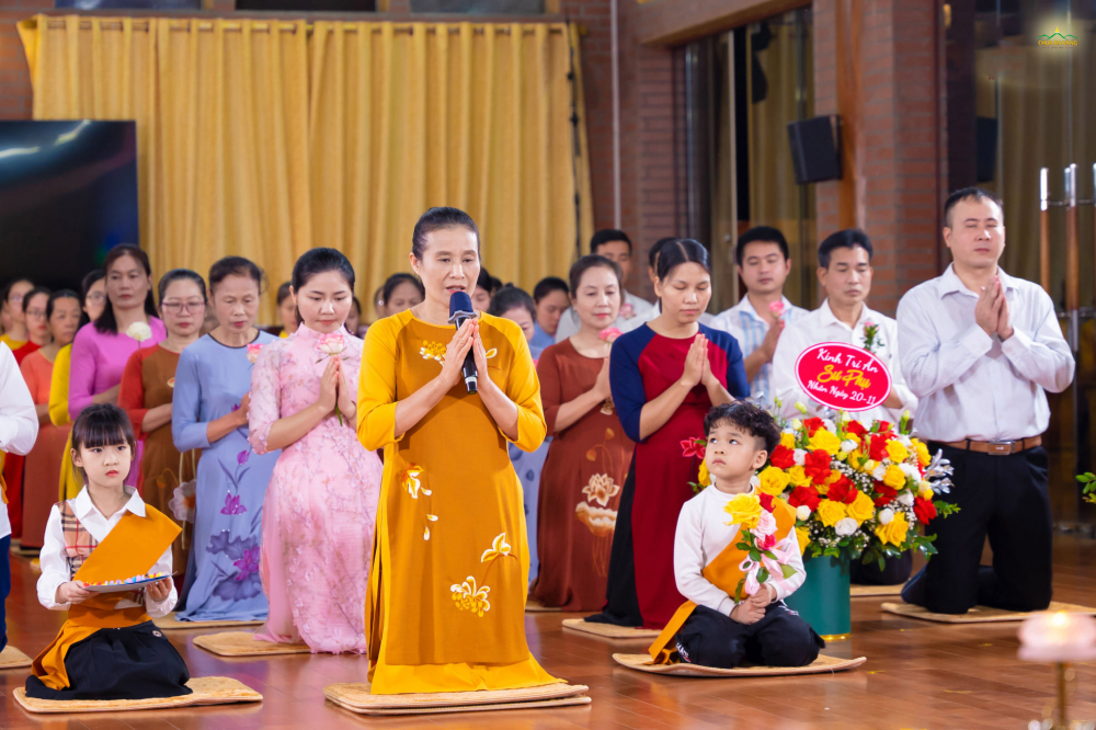 Phật tử Phạm Thị Yến đại diện cho hàng Phật tử gửi lời tri ân kính dâng tới Sư Phụ Thích Trúc Thái Minh
