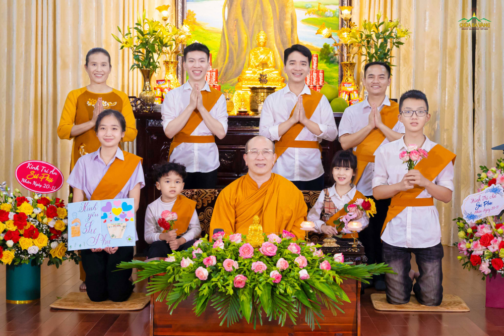 Phật tử Phạm Thị Yến và đại diện các bé trong CLB La Hầu La hạnh phúc khi chụp ảnh lưu niệm cùng Sư Phụ Thích Trúc Thái Minh nhân ngày Nhà giáo Việt Nam
