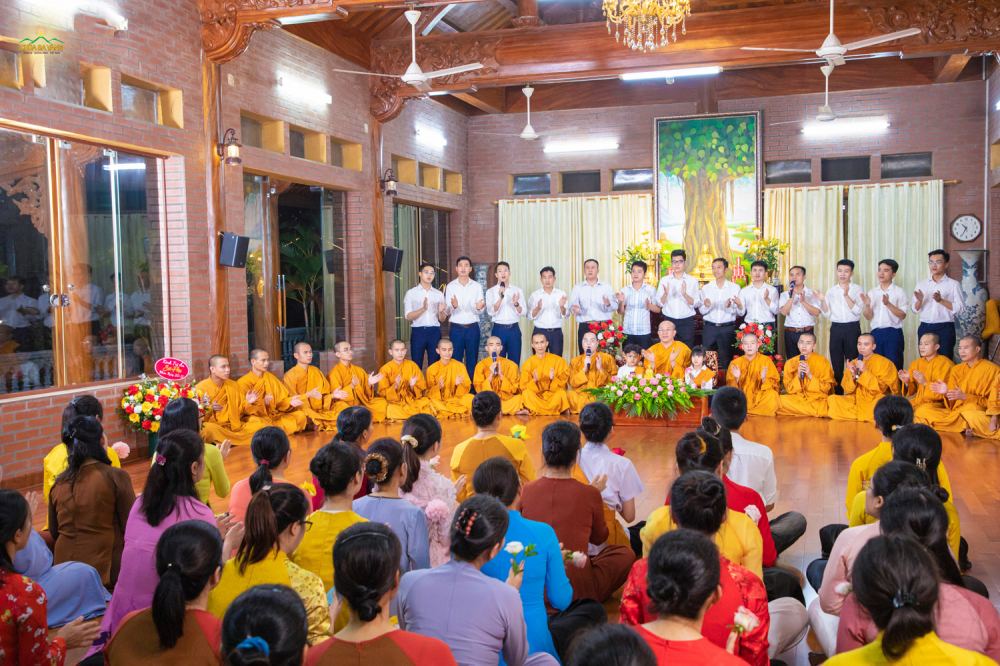 Những câu hát, giai điệu tri ân vang lên được các Phật tử cung kính cúng dường tới Sư Phụ
