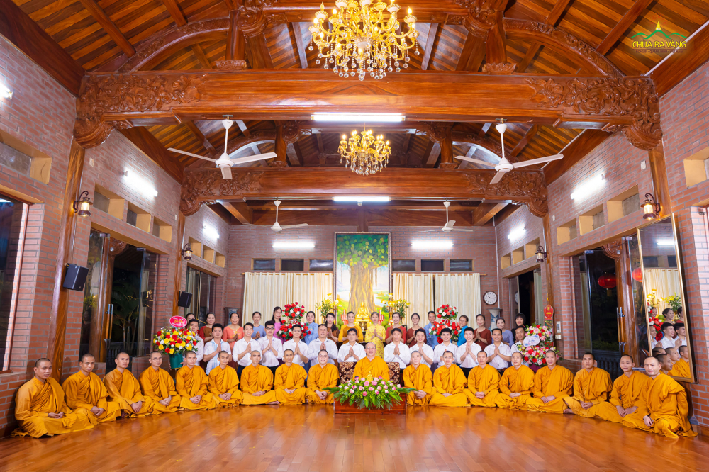 Đại diện các Phật tử trong CLB Cúc Vàng hạnh phúc khi chụp ảnh kỷ niệm cùng Sư Phụ và chư Tôn đức Tăng
