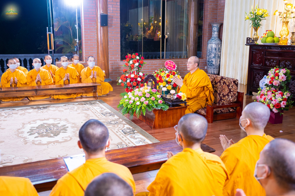 Sư Phụ Thích Trúc Thái Minh cùng chư Tôn đức Tăng hoan hỷ đón nhận tấm lòng tri ân của các Phật tử trong ngày 20/11

