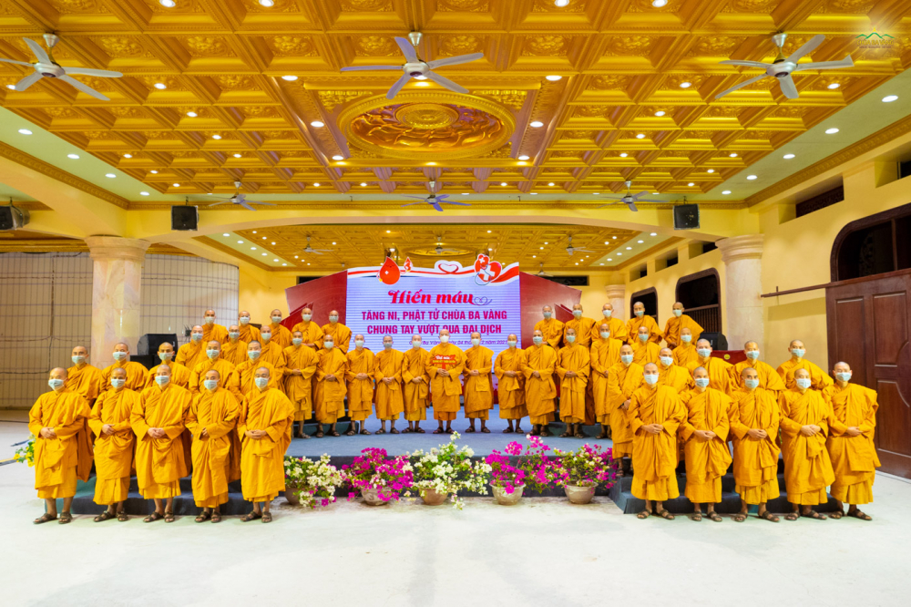Sư Phụ Thích Trúc Thái Minh cùng chư Tăng chùa Ba Vàng chụp ảnh lưu niệm tại chương trình
