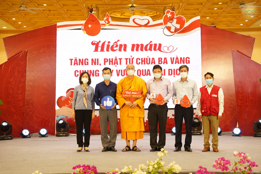 Sư Phụ Thích Trúc Thái Minh chụp ảnh lưu niệm cùng các quý đại biểu trong chương trình “Hiến máu - Tăng Ni Phật tử Chùa Ba Vàng chung tay vượt qua đại dịch”
