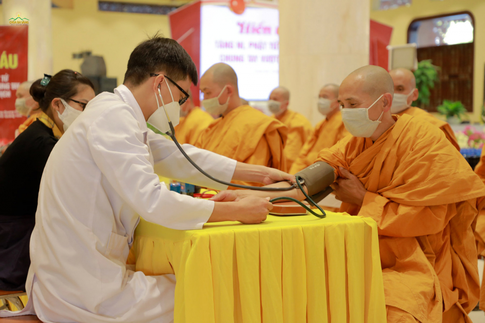 Chư Tăng chùa Ba Vàng kiểm tra sức khỏe trước khi hiến máu
