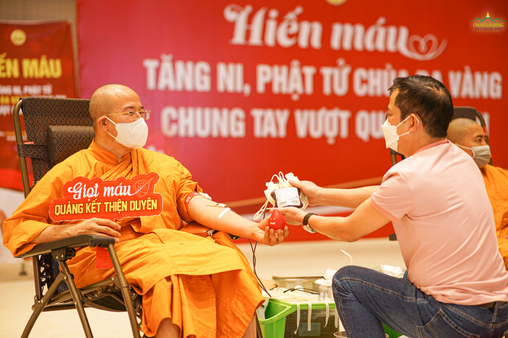 Sư Phụ Thích Trúc Thái Minh tham gia hiến máu vì bệnh nhân COVID-19 với tinh thần từ, yêu thương của đạo Phật  