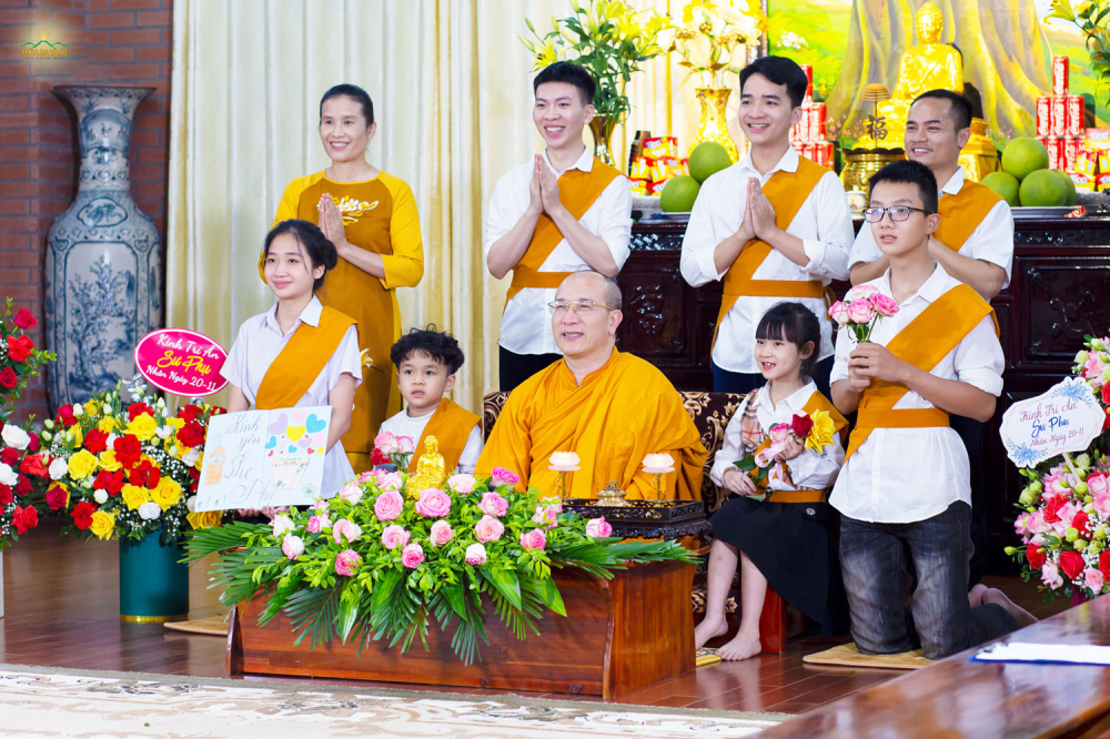 Sư Phụ Thích Trúc Thái Minh chụp ảnh cùng Cô chủ nhiệm Phạm Thị Yến và đại diện các bạn trẻ trong CLB La Hầu La  