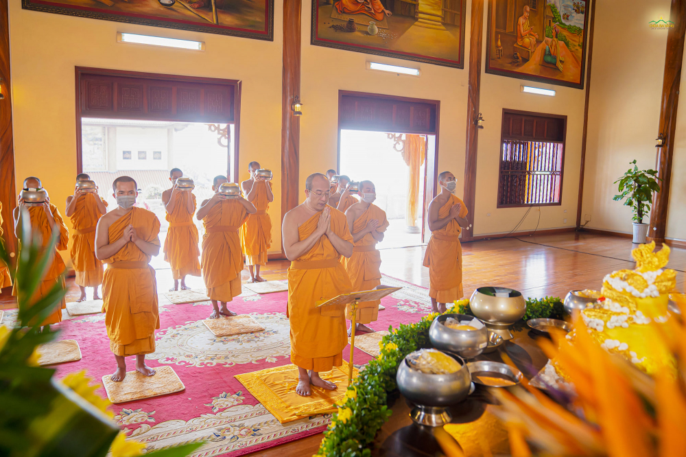  Sư Phụ Thích Trúc Thái Minh và chư Tăng thực hiện nghi thức cúng Phật và cúng Tổ Sư Phật hoàng Trần Nhân Tông    