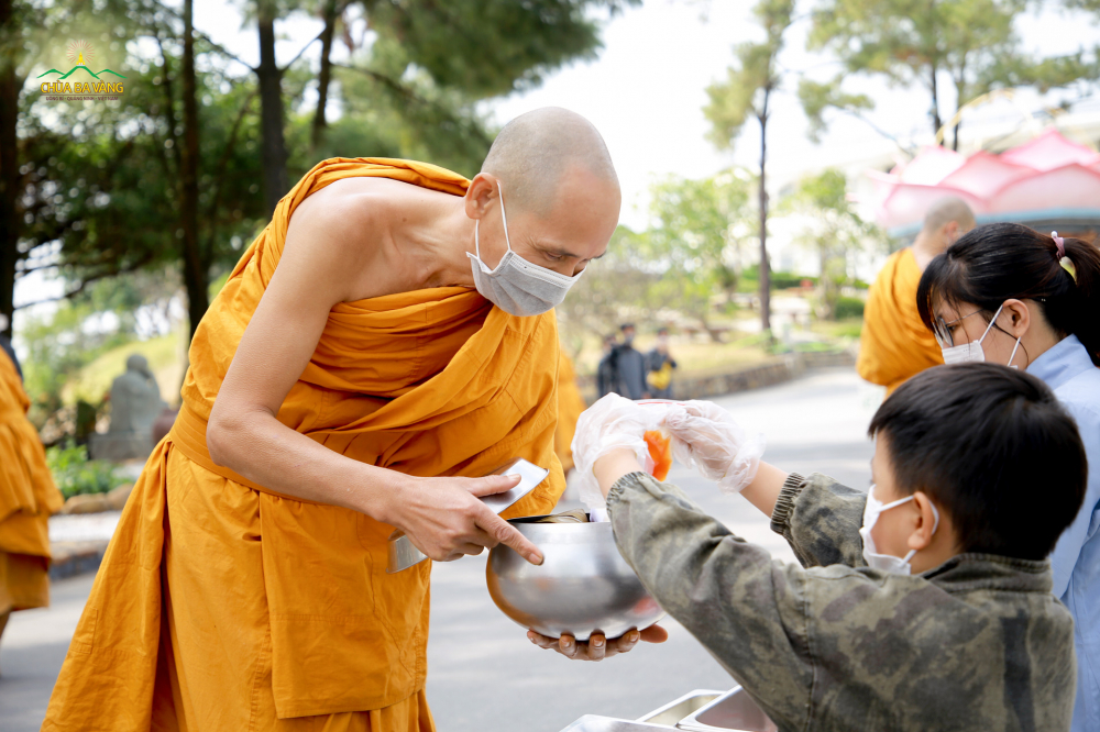 Phật tử nhí tham gia sớt bát cúng dường chúng Tăng chùa Ba Vàng  