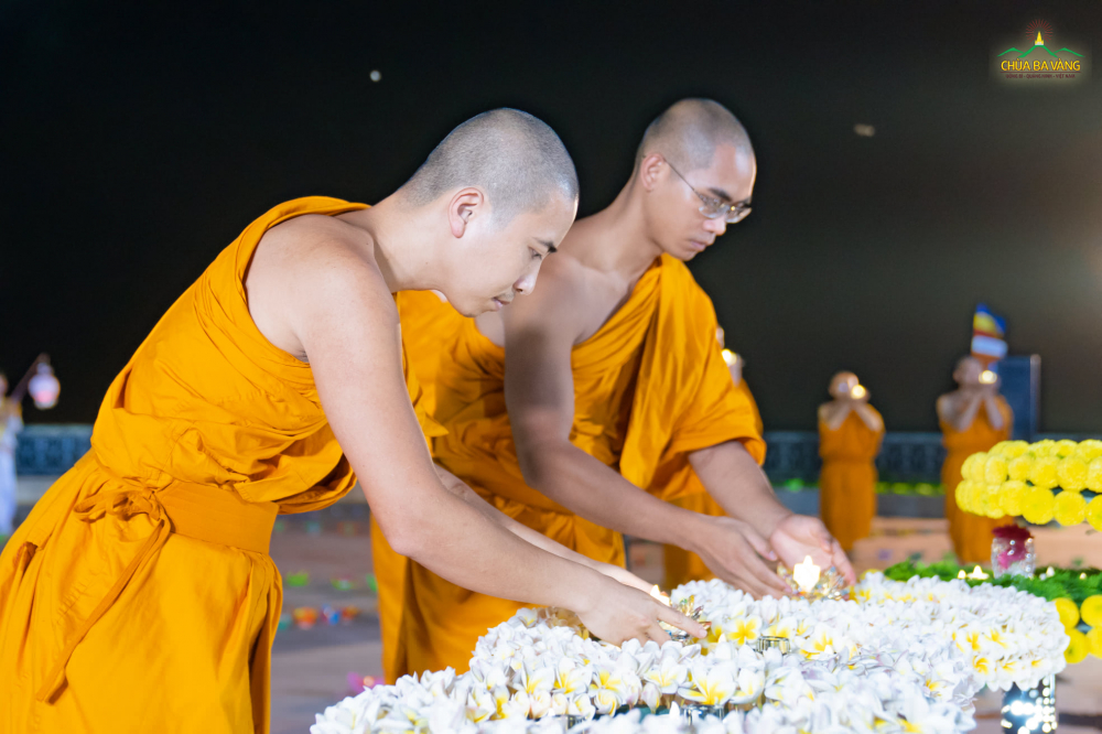 Chư Tăng dâng ngọn hoa đăng cúng dường tôn tượng Phật đản sinh
