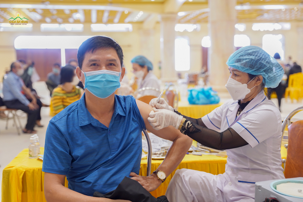 Anh Nguyễn Đức Hà nghiêm túc thực hiện công tác tiêm phòng vaccine phòng COVID - 19