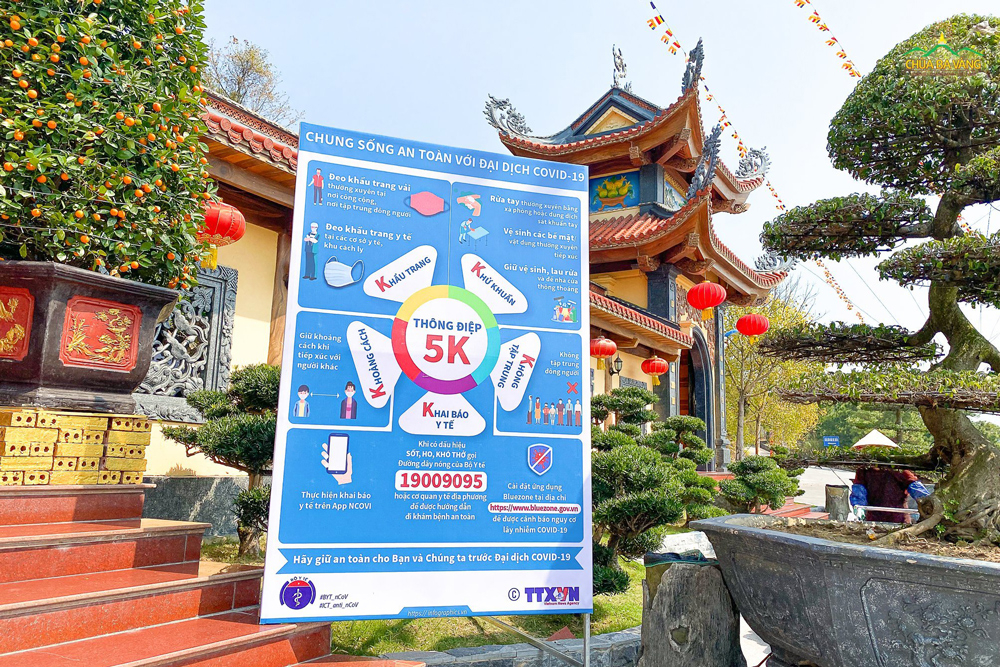 Ngay từ cổng, nhà chùa treo biển tuyên truyền thông điệp 5K của Bộ Y tế để nâng cao tinh thần phòng chống dịch của mọi người khi đến chùa