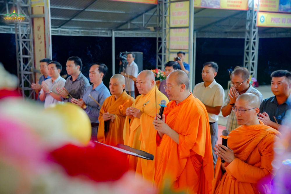 Chư Tôn đức Tăng và các đại biểu, khách quý quang lâm lễ đài cử hành nghi thức Phật đản