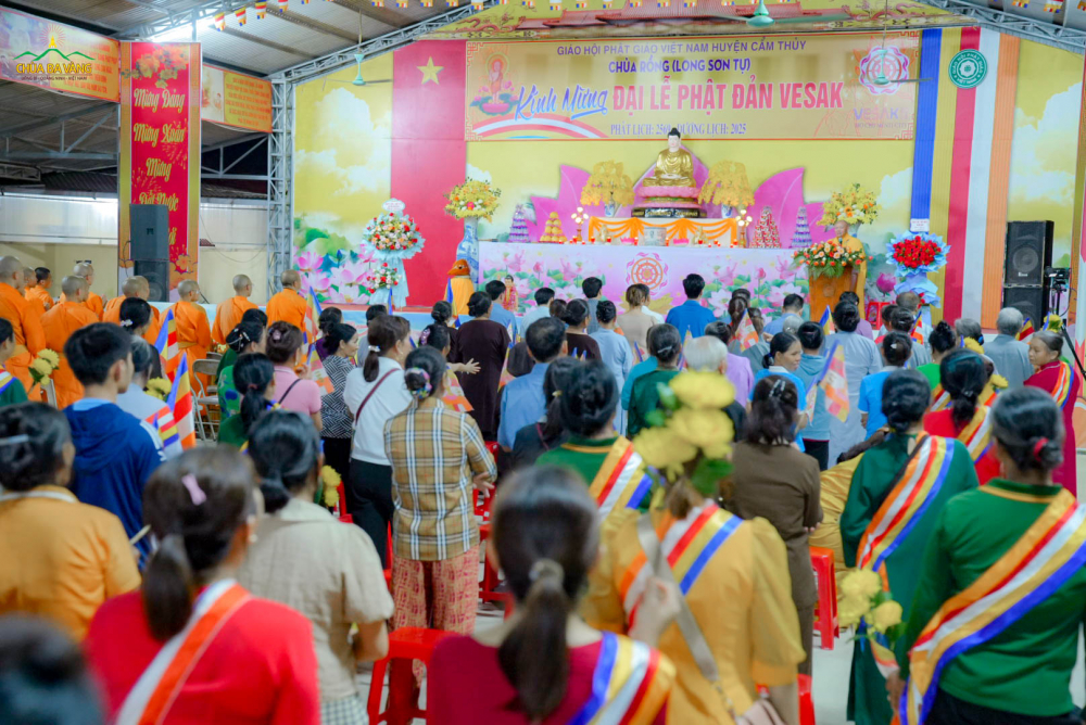 Nhân dân, Phật tử hướng tâm tham gia nghi lễ thiêng liêng