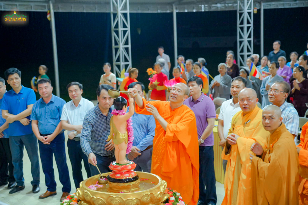 Sư Phụ Thích Trúc Thái Minh dâng nước cúng dường tắm Phật