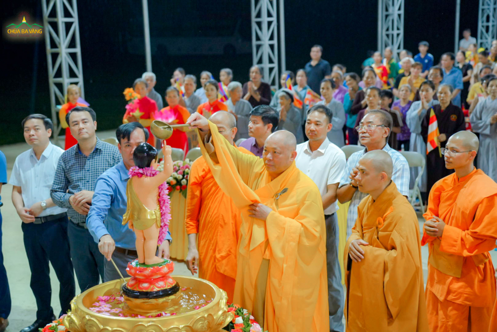 Thượng tọa Thích Tâm Định – Ủy viên Hội đồng Trị sự Trung ương, Trưởng Ban Trị sự GHPGVN tỉnh Thanh Hóa, Trụ trì chùa Rồng (Long Sơn tự) dâng nước cúng dường tắm Phật