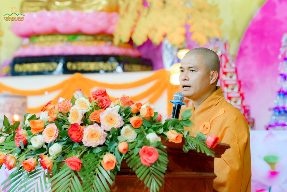 Thượng tọa Thích Tâm Định – Ủy viên Hội đồng Trị sự Trung ương, Trưởng Ban Trị sự GHPGVN tỉnh Thanh Hóa, Trụ trì chùa Rồng (Long Sơn Tự) tuyên đọc Thông điệp Phật đản của Đức Pháp chủ