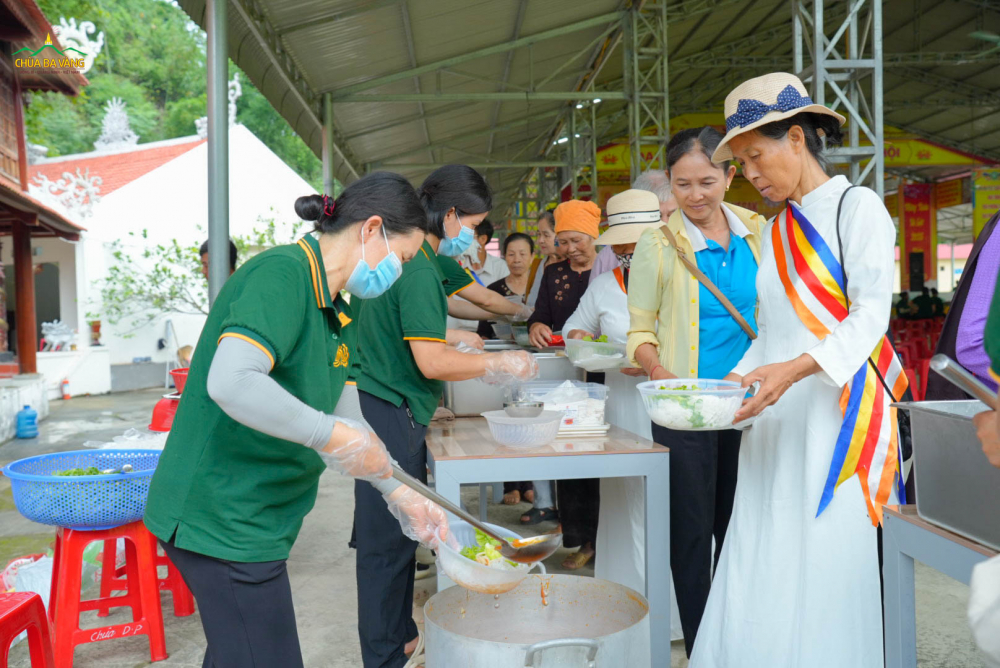 Các Phật tử chùa Ba Vàng nhiệt tình phục vụ, hỗ trợ người dân về tham dự lễ Phật đản