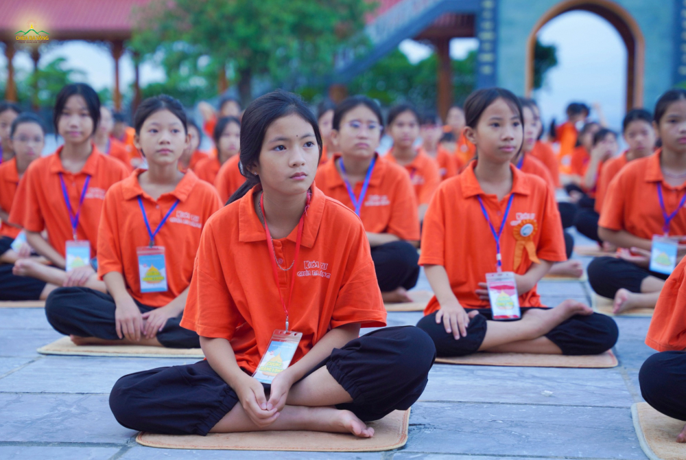 Các bạn khóa sinh chăm chú nghe anh chị tình nguyện viên hướng dẫn tập Yoga