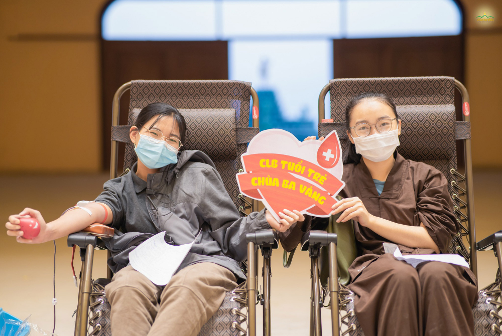 Các Phật tử trẻ hạnh phúc khi được tham gia hiến máu cứu người