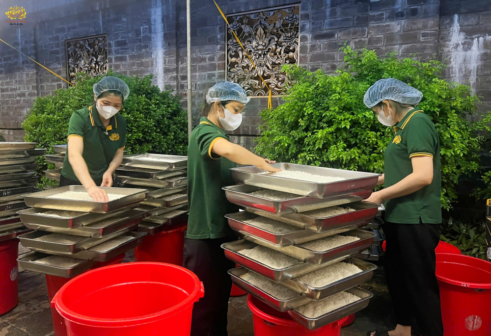 Các Phật tử chùa Ba Vàng phụng sự nấu cơm phục vụ đại chúng