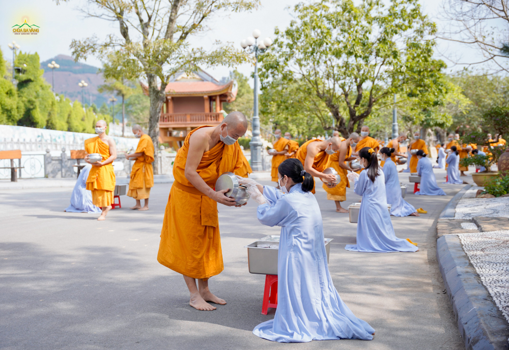 Các Phật tử thành kính sớt bát cúng dường chư Tôn đức Tăng - những bậc đang thực hành hạnh đầu đà 
