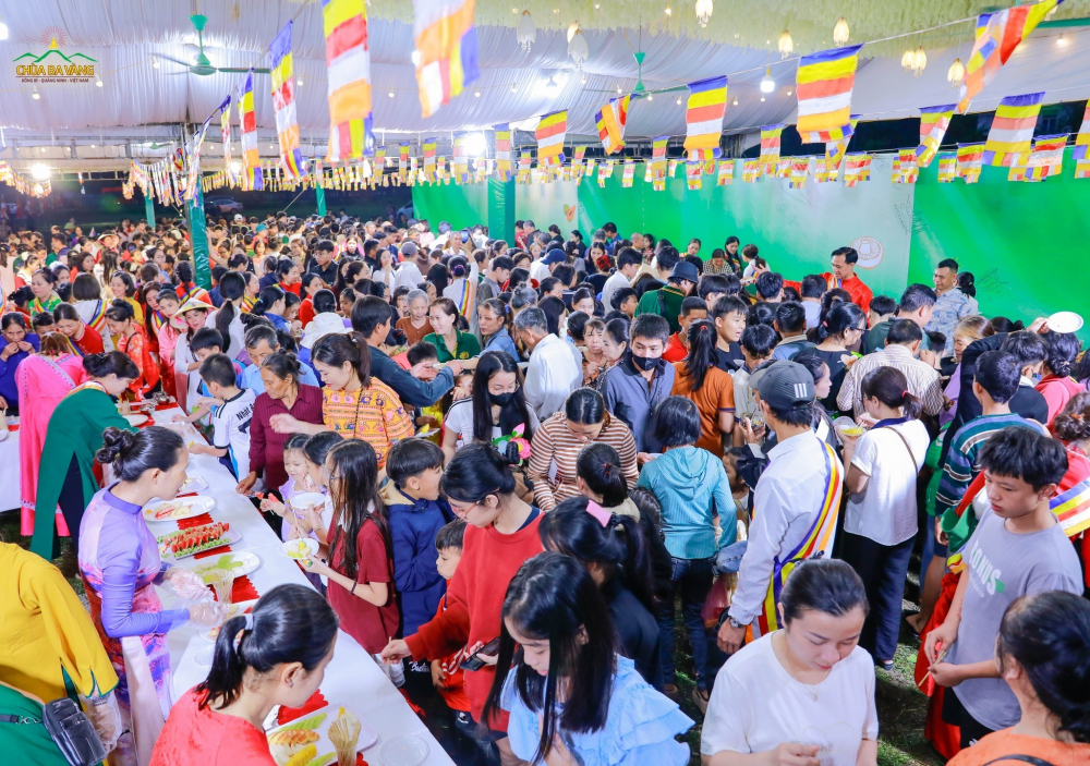 Nhân dân, Phật tử nô nức thưởng thức những món ăn thơm ngon, bắt mắt