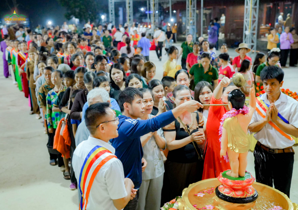Bà con Nhân dân thành kính dâng nước cúng dường tắm Phật