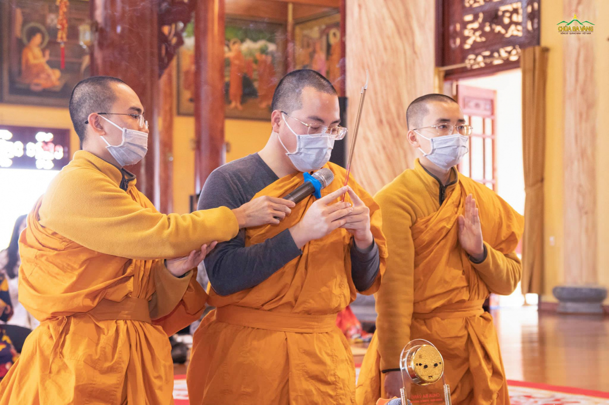 Chư Tăng chùa Ba Vàng tác lễ cầu bình an cho hai Công ty để khởi đầu năm mới với nhiều điều tốt đẹp
