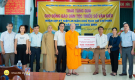 Phó Trưởng Ban Trị sự GHPGVN tỉnh Quảng Bình trao tặng quà cho đồng bào dân tộc thiểu số Vân Kiều