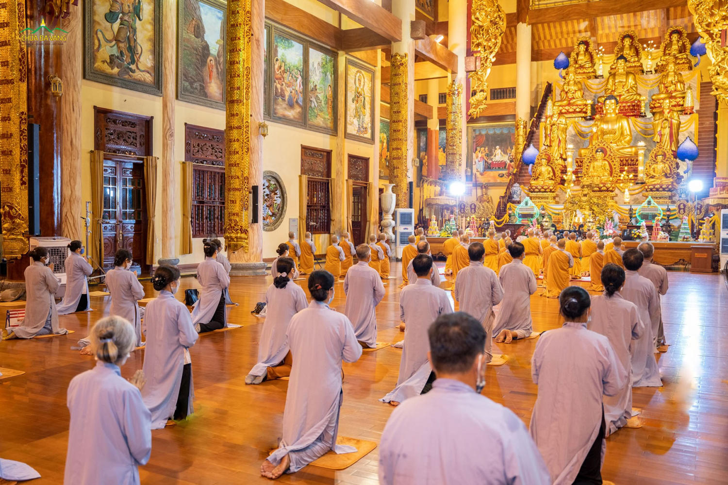 Hình ảnh chư Tăng Ni, Phật tử chùa Ba Vàng trong thời khóa sám hối (ảnh minh họa)