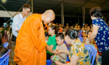 Mùa trăng tròn yêu thương: Chùa Ba Vàng tặng quà Trung thu đến các em thiếu nhi