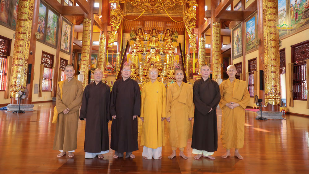 Hòa thượng Thích Tánh Nhiếp cùng phái đoàn Phật giáo Quảng Bình chụp hình lưu niệm cùng chư Tăng chùa Ba Vàng tại Chính điện (ảnh năm 2020)
